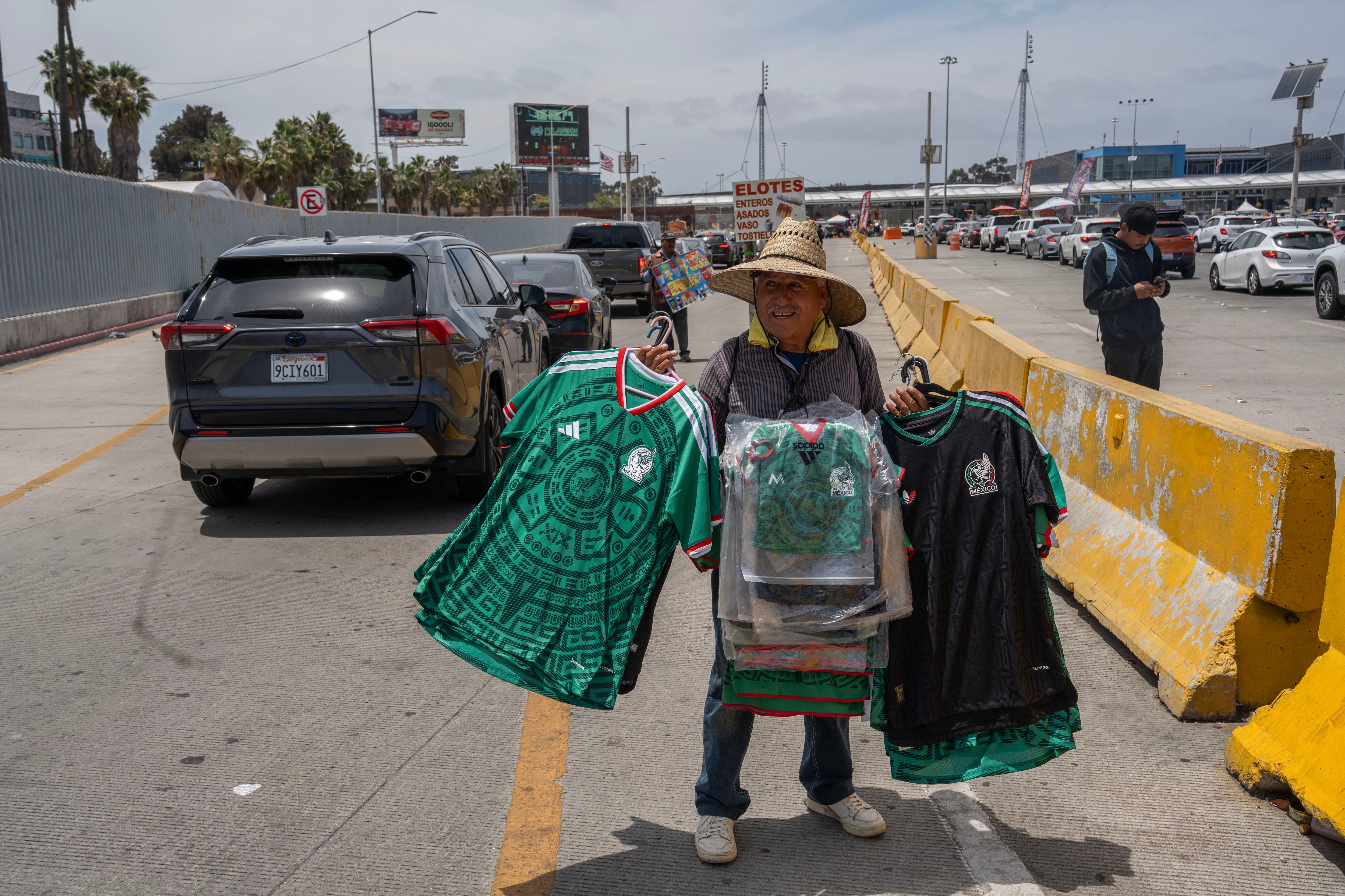 Venta de camisas de la Selección de Fútbol mexicano en la garita de San Ysidro.