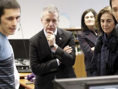 Iñigo Urkullu, en el centro, en su visita este viernes a la Fundación Elhuyar.