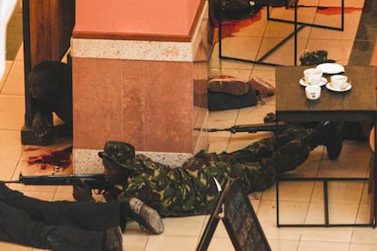 Un soldado en el interior del centro comercial.