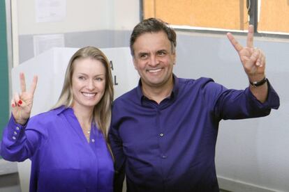 Aécio posa junto a su esposa, Leticia Weber, después de depositar su voto.