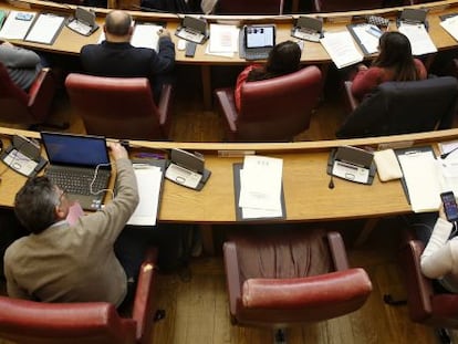 En la imagen la silla que ocupaba la diputada expulsada de Podemos.
