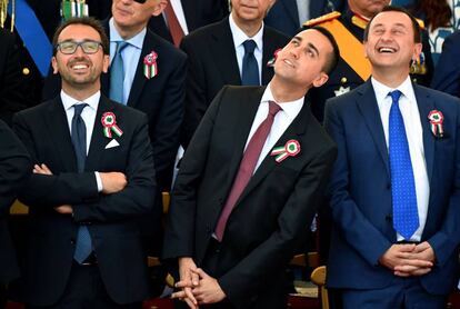 Luigi Di Maio (en el centro), durante el desfile militar ayer en Roma.