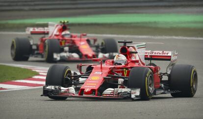 El piloto alemán Sebastian Vettel  conduce su monoplaza por delante de su compañero de equipo Kimi Raikkonen de Finlandia.