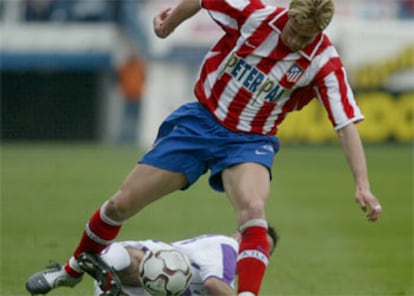 Torres intenta eludir la entrada de Marcos.