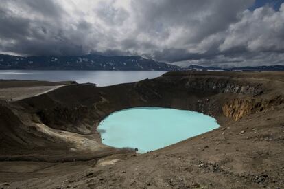 Acessible solo durante unos pocos meses al año, Askja es una gran caldera entre montañas con un icono paisajístico: un lago de color azul zafiro (en la foto). Para llegar se necesitan un todoterreno estándar y varios días de caminata... o apuntarse a un circuito super-jeep. Las excursiones por estas tierras altas del centro del país suponen vadear ríos, atravesar amplios campos de lava, contemplar majestuosas vistas de las montañas y disfrutar de algún chapuzón en aguas geotermales, sin nada de ropa.