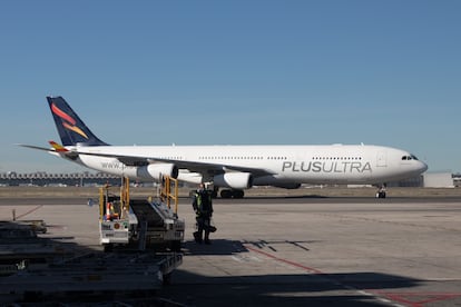 Un avión de Plus Ultra en el aeropuerto de Madrid-Barajas.