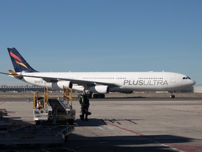 Un avión de Plus Ultra en el aeropuerto de Madrid-Barajas.