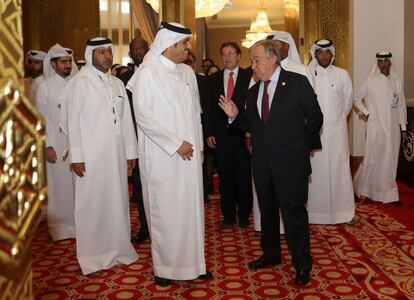 El jeque Mohamed Bin Abdulrahman al Thani recibe al secretario general de la ONU, António Guterres (derecha), este domingo en Doha.