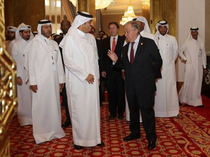 El jeque Mohamed Bin Abdulrahman al Thani recibe al secretario general de la ONU, António Guterres (derecha), este domingo en Doha.