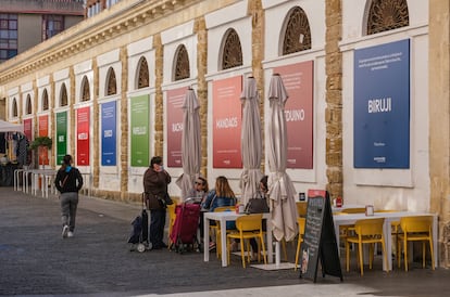 Uno de los laterales del mercado de Cádiz con carteles con ejemplos de palabras gaditanas.