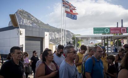 Varios ciudadanos hacen cola en la verja de Gibraltar.