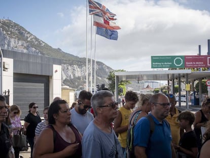 Varios ciudadanos hacen cola en la verja de Gibraltar.