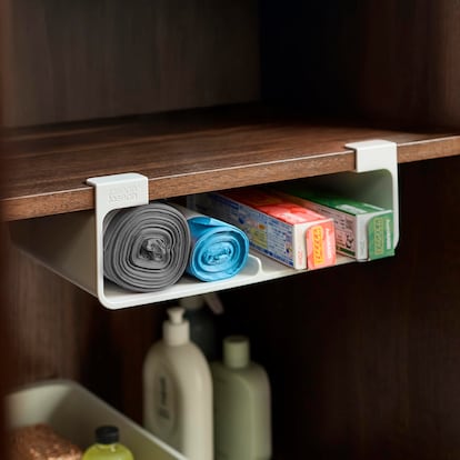 El organizador de cocina bajo estante que aprovecha un espacio que siempre olvidamos