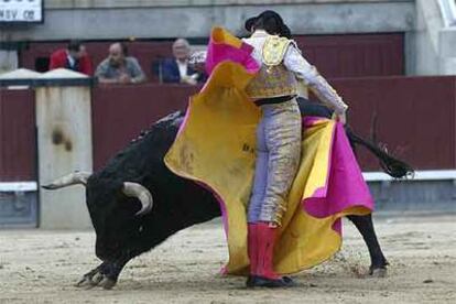 Daniel Luque torea el cuarto de la tarde.