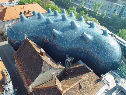 Vista aérea de Kunsthaus Graz, en Austria, diseñado por Peter Cook.