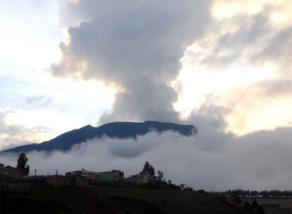 Una columna de humo envuelve el volcán Galeras, situado al oeste de Colombia.