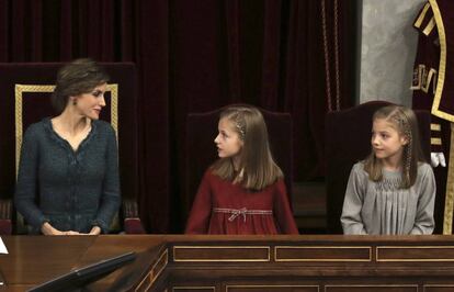 La reina Letizia, junto a la princesa Leonor y la infanta Sofía, durante la sesión solemne de la apertura de las Cortes en la XII Legislatura, que por primera vez ha presidido el rey Felipe VI, en el Congreso de los Diputados.