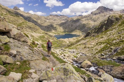 Una senderista en los Ibones Azules, en el valle de Tena (Huesca).