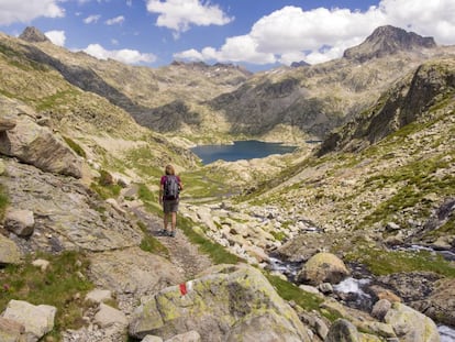 Una senderista en los Ibones Azules, en el valle de Tena (Huesca).