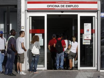 Cola frente a una oficina de empleo en Madrid.