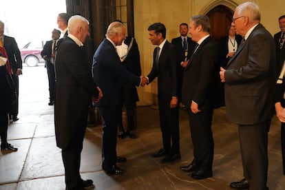 El Rey Carlos III saluda al primer ministro del Reino Unido, Rishi Sunak (centro) y al líder laborista Sir Keir Starmer (derecha) en la recepción en Westminster el 2 de mayo de 2023 en un acto enmarcado dentro de las celebraciones de su coronación.