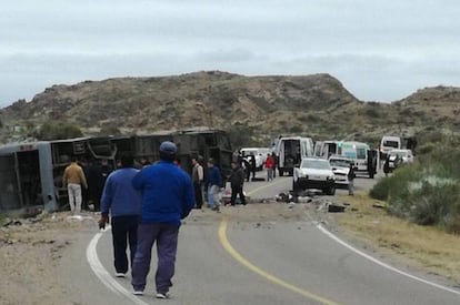 Escena del accidente de un bus cargado de estudiantes en Mendoza, Argentina.