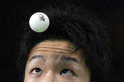 El japonés Jun Mizutani observa la pelota de ping-pong durante la ronda masculina de clasificación individual de tenis de mesa, en Riocentro, durante los Juegos de Río 2016.