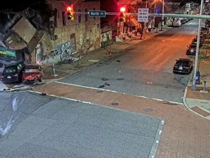 Momento en el que dos autos impactan y derriban un edificio en Baltimore el 8 de febrero 2023