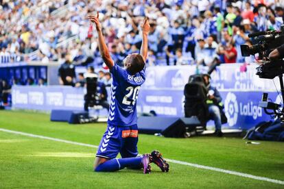 El delantero brasileño del Alavés Deyverson Silva Acosta celebra el gol marcado ante el Real Madrid, el primero del equipo, durante el partido de la décima jornada de Liga que disputan en el estadio Mendizarroza de Vitoria.