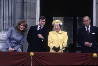 Los duques de York, junto a la reina Isabel y Felipe de Edimburgo, el 21 de abril de 1986 en el balcón del palacio de Buckingham, en Londres.