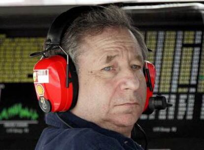 Jean Todt sigue un entrenamiento el pasado viernes en el circuito japonés de Fuji.