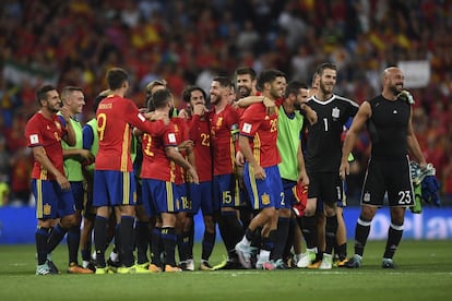Los jugadores de España celebran la victoria al final del partido.