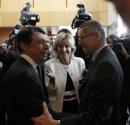 Alberto Ruiz-Gallardón, ministro de Justicia tras pasar por la Presidencia de la Comunidad y el Ayuntamiento, ha recibido a Ignacio González a su llegada a la Asamblea, acompañado de Esperanza Aguirre. González ha agradecido el legado del PP que "hereda". De los cuatro presidentes que ha tenido Madrid con González, tres son del PP.