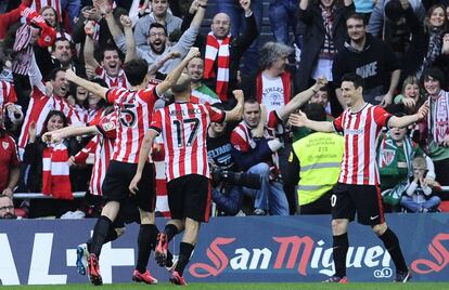 El jugador del Athletic, Aritz Aduriz, a la derecha, celebra el gol con sus compa&ntilde;eros de equipo.