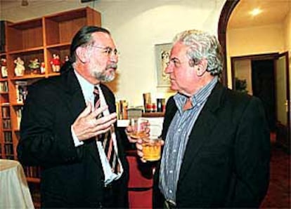 Sealtiel Alatriste, a la izquierda, junto a Juan Marsé.