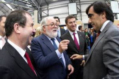 El ministro de Agricultura, Alimentación y Medio Ambiente, Miguel Arias Cañete (2i), junto al presidente de la Xunta de Galicia, Alberto Núñez Feijóo (2d), el alcalde de Vigo, Abel Caballero (i), conversa con José Enrique Pereira, en el stand de Pereira, durante la inauguración hoy, en el recinto de Cotogrande de Vigo, de la XV Feria Mundial de los Productos del Mar Congelados (Conxemar).
