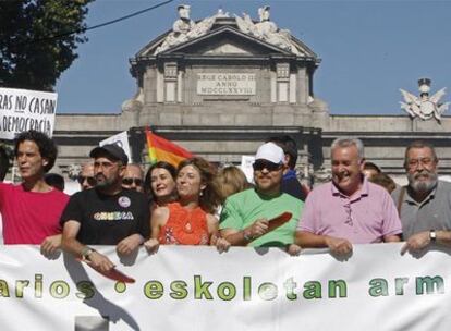 La ministra de Igualdad, Bibiana Aído (centro), acompañada por otros representantes políticos, sindicales y del colectivo homosexual, en la pancarta de la manifestación estatal con motivo del Orgullo Gay que se celebra hoy en Madrid y cuyo lema este año es "Una escuela sin armario".
