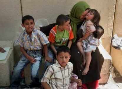 Una mujer palestina llora mientras espera con su familia a entrar a Israel desde Gaza ayer en el paso de Erez.