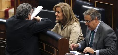 La ministra de Empleo, F&aacute;tima B&aacute;&ntilde;ez, hablando con el secretario de Estado de la Seguridad Social, Tom&aacute;s Burgos, y, a la derecha, el ministro del Interior, Juan Ignacio Zoido.