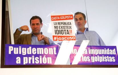 El candidato de VOX a la alcaldía de Madrid, Javier Ortega Smith (a la derecha), y el abogado Pedro Fernández, en la sede del partido en Madrid, donde siguen los resultados electorales.