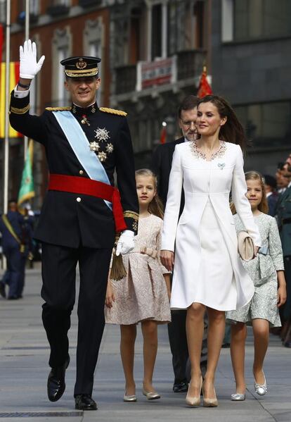 Los Reyes de España llegan, junto a sus hijas, al Congreso de los Diputados para la proclamación del monarca en la sesión extraordinaria convocada en Madrid.