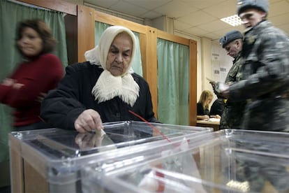 El domingo Ucrania celebró elecciones presidenciales. Más de 37 millones de electores estaban llamados a las urnas para elegir entre los dos principales candidatos, el primer ministro prorruso Víctor Yanukóvich y el opositor Víctor Yúshenko. En la imagen, una anciana deposita su voto en una mesa de Kiev.