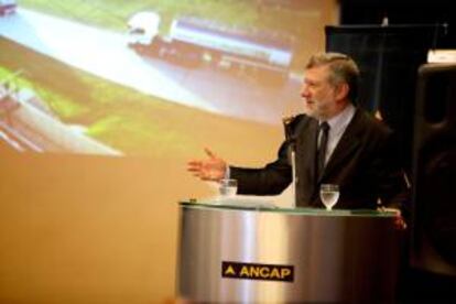 El ministro de Industria, Energía y Minería, Roberto Kreimerman, habla durante el acto de firma de los contratos de exploración y explotación de hidrocarburos en ocho áreas marítimas, en Montevideo (Uruguay).