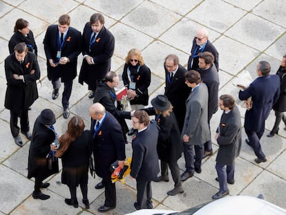 La familia Franco es recibida por el prior de la Basílica del Valle de los Caídos, Santiago Cantera, en octubre de 2019, para asistir a la exhumación de los restos del dictador.