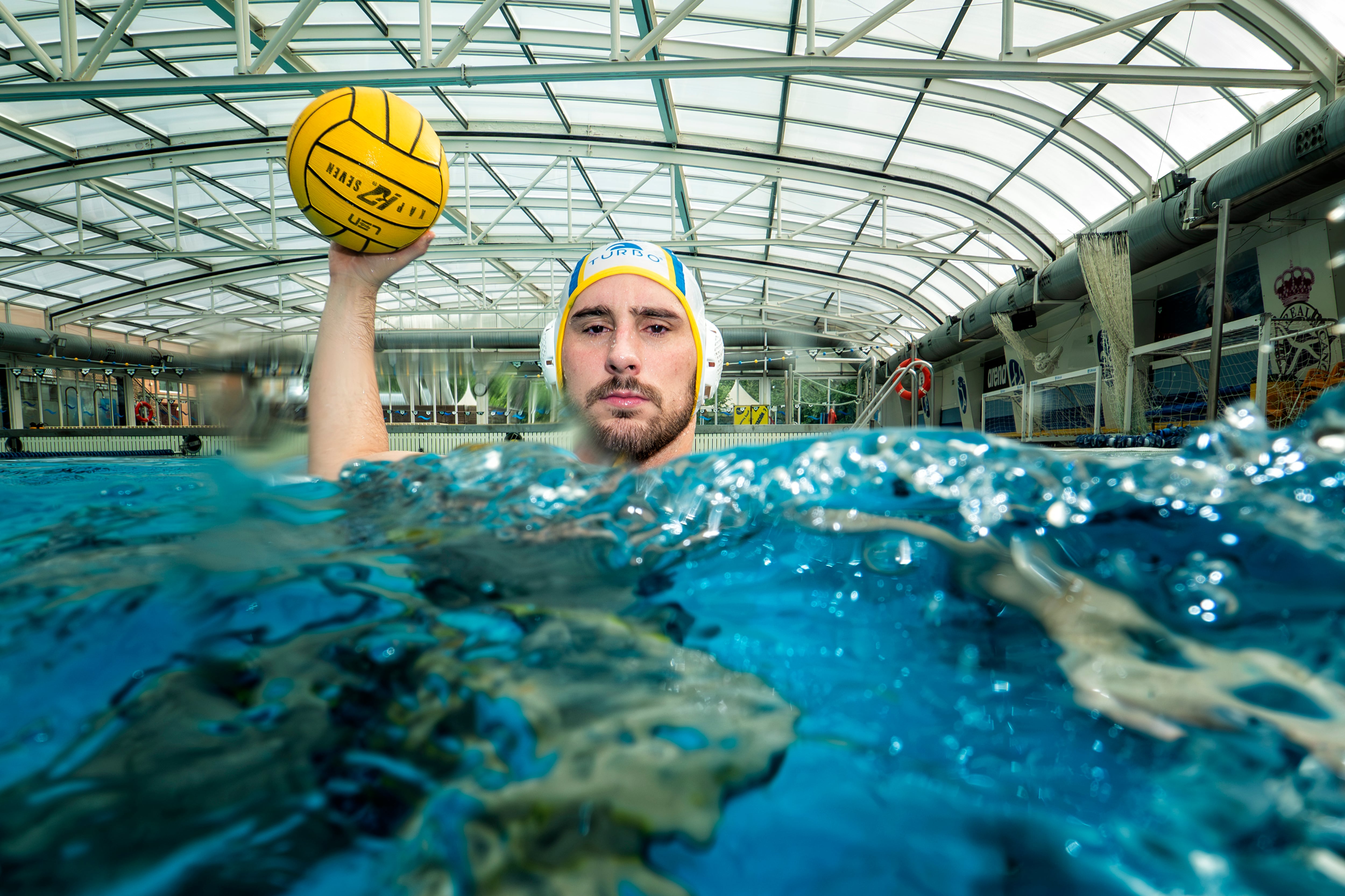 Víctor Gutiérrez posa en la piscina como jugador del Club Canoe de Madrid.