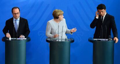 Hollande, Merkel y Renzi, durante una comparecencia en Berl&iacute;n el pasado 27 de junio.