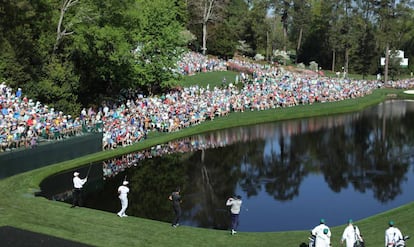 Phil Mickelson, Tiger Woods, Fred Couples y Thomas Pieters golpean sus bolas durante una sesión de entrenamiento del Masters de Augusta.