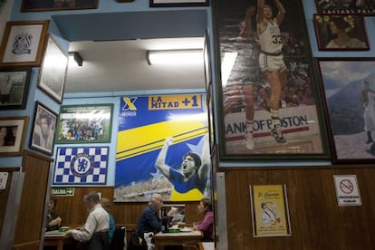 Colección de pósteres de boxeo y fútbol en la pizzería El Cuartito.