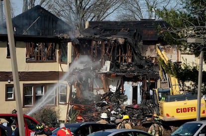 Uno de los residentes falleció tras ser llevado a un centro médico, afirmó el jefe de bomberos del condado Rockland, Chris Kear.