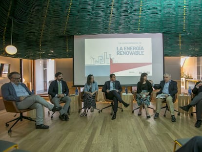 Desde la izquierda: Miguel Ángel Noceda, moderador del encuentro; Manuel García (Ministerio para la Transición Energética), Qi Kai Sheng (Ikea), Santiago Gómez (Acciona), Maya Ormazabal (Telefónica), Fernando Ferrando (Fundación Renovables) y Juan Casals (BBVA C&IB).